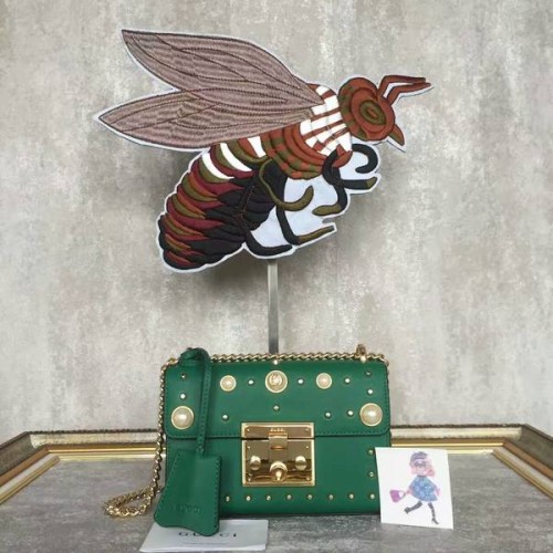 Кожена чанта през рамо с катинар и шипове Gucci 432182A в зелено