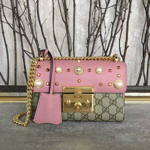 Кожена чанта през рамо с катинар и шипове Gucci 432182A розова