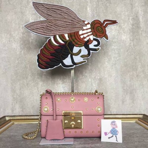 Кожена чанта през рамо с катинар и шипове Gucci 432182A розова