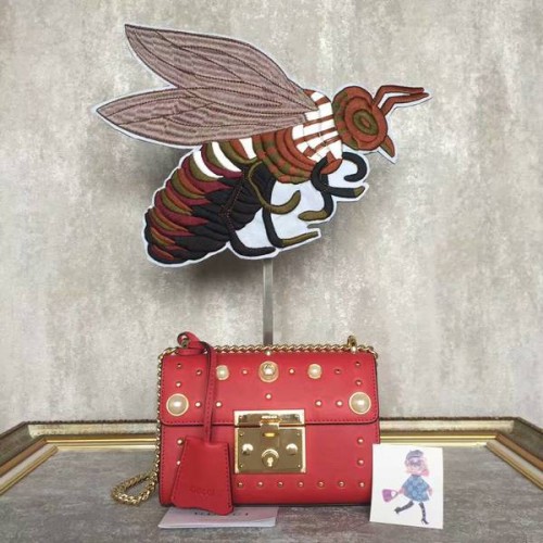 Кожена чанта през рамо с катинар и шипове Gucci 432182A червена