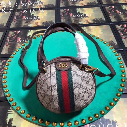 Малка чанта Gucci Queen Margaret GG с горна дръжка 574749