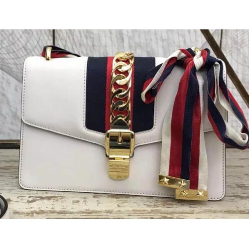 Кожена чанта Gucci Sylvie с верижка 431667 бяла