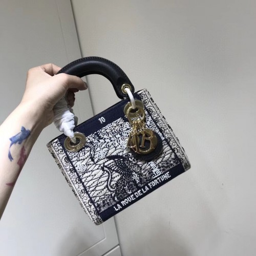 LADY DIOR бродирана едър косъм кожа AD0168-1