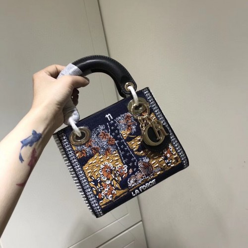 LADY DIOR бродирана едър косъм кожа AD0168-2