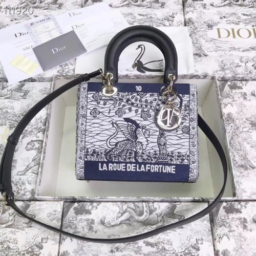 LADY DIOR бродирана едър косъм кожа M0565-4