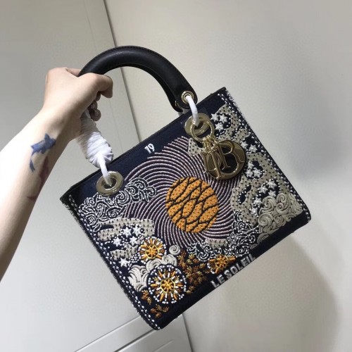 LADY DIOR бродирана едър косъм кожа M0565-9