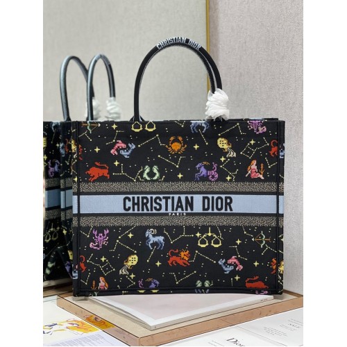 ГОЛЯМА ЧАНТА ЗА КНИГИ DIOR Черна, многоцветна бродерия с пикселен зодиак Dior M1286ZRTY