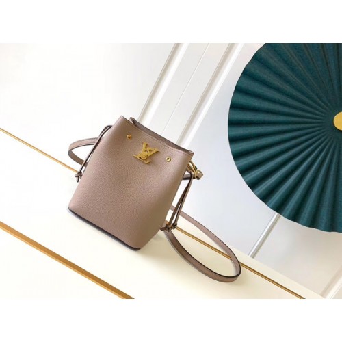 Чанта Louis Vuitton NANO LOCKME BUCKET M68709 кремава