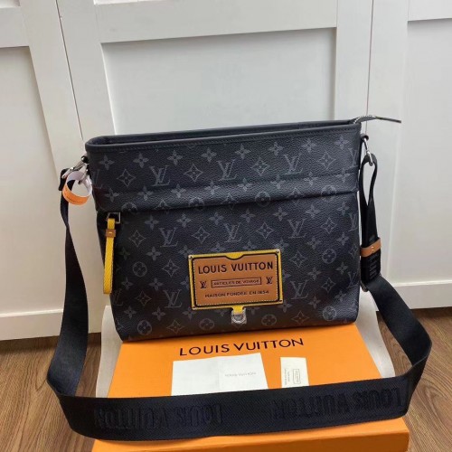 Чанта Louis Vuitton Monogram Eclipse Messenger PM Voyager M48219 Coffee