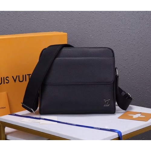 Чанта Louis Vuitton Taiga от телешка кожа MESSENGER M30260 BLACK