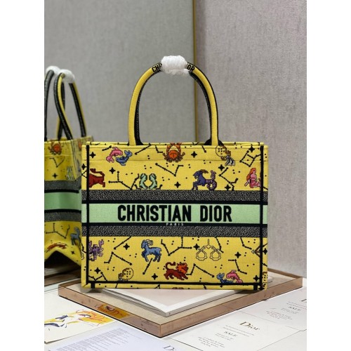 СРЕДНА ЧАНТА DIOR BOOK TOTE С БРОДЕРИЯ M1296ZRUV-5