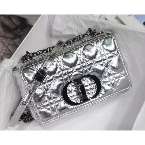 МАЛКА ЧАНТА DIOR CARO от сребриста набръчкана металическа телешка кожа Dior Spatial Crinkled Metallic M9241B