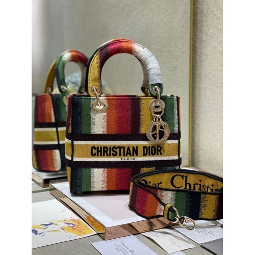 СРЕДНА ДАМСКА ЧАНТА D-LITE Многоцветна бродерия D-Stripes M0565ORFQ