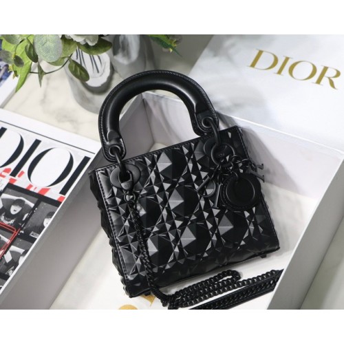 СРЕДНА ДАМСКА ЧАНТА DIOR от телешка кожа Cannage M0566OE черна