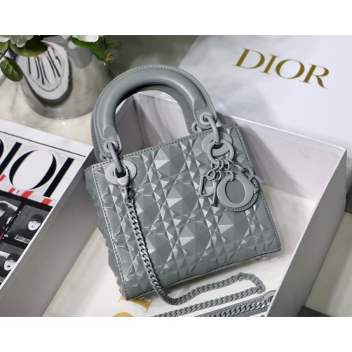 СРЕДНА ДАМСКА ЧАНТА DIOR от телешка кожа Cannage M0566OE сива