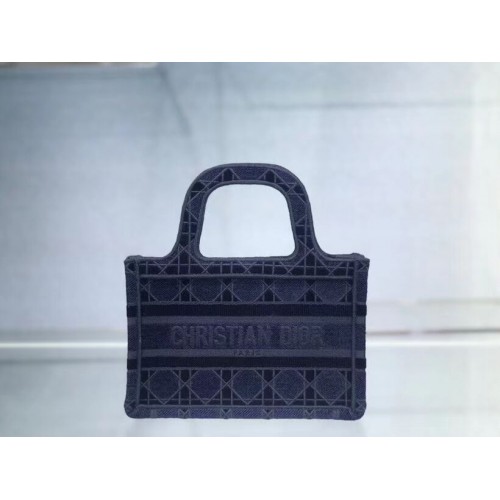 МИНИ ЧАНТА DIOR BOOK TOTE, синя, с бродиран кадифе Cannage, S5475Z