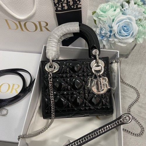 МИНИ ДАМСКА ЧАНТА DIOR от патентована телешка кожа Cannage M0566OW черно и сребристо
