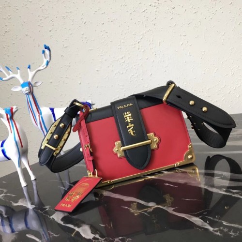 Кожена чанта за рамо Prada Cahier 1BD045 черно и червено