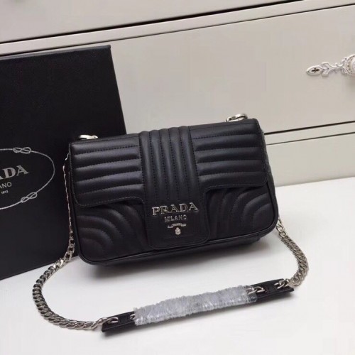 Чанта за рамо от телешка кожа Prada 1BH055 черна