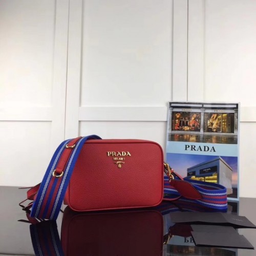 Чанта за рамо от телешка кожа Prada 1BH082-2B червена