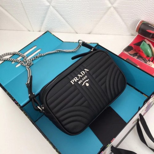 Чанта от телешка кожа Prada 183 черна