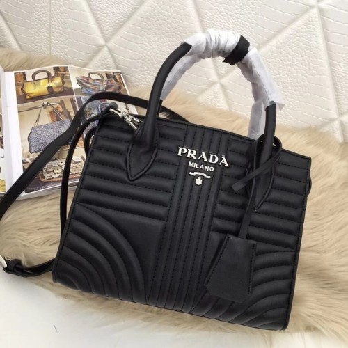 Чанта от телешка кожа Prada 1BA045 черна