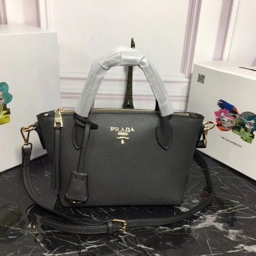 Чанта от телешка кожа Prada 1BA111 сива