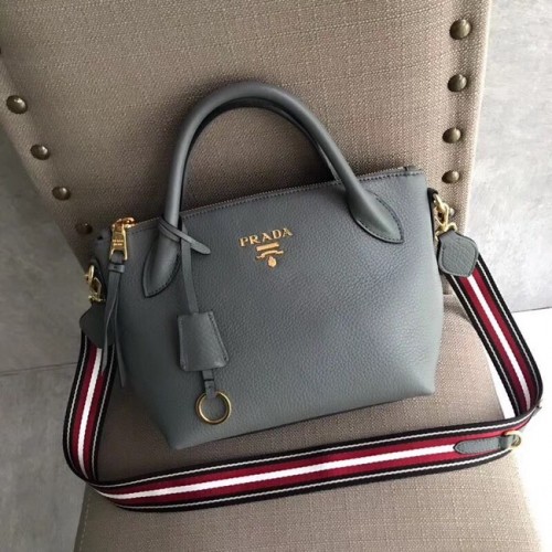 Чанта от телешка кожа Prada 1BH111 сива