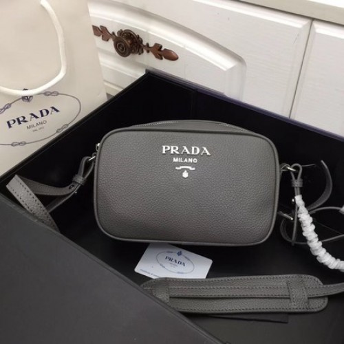 Чанта за рамо от телешка кожа Prada 1841 сива