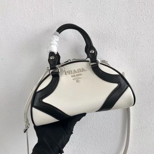 Чанта Prada от телешка кожа 1BD071 в бяло и черно
