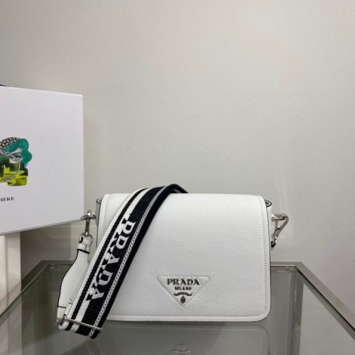 Кожена чанта Prada с презрамка 1BD314 бяла