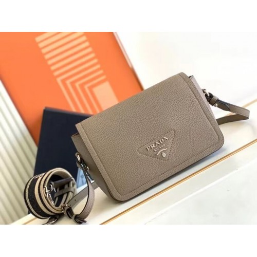 Кожена чанта Prada с презрамка 1DB443 сива