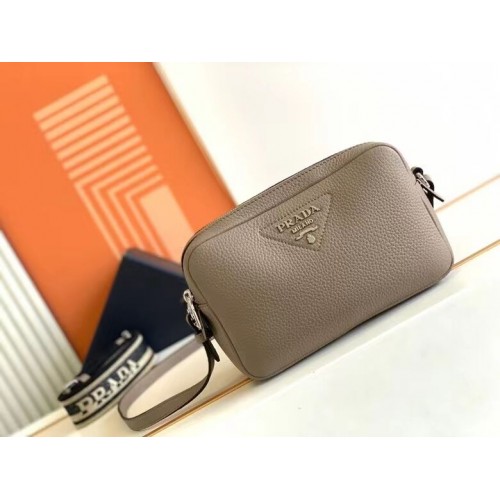 Кожена чанта Prada с презрамка 1DB820 сива
