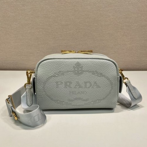Кожена чанта Prada с презрамка 1DH781 светлосиня
