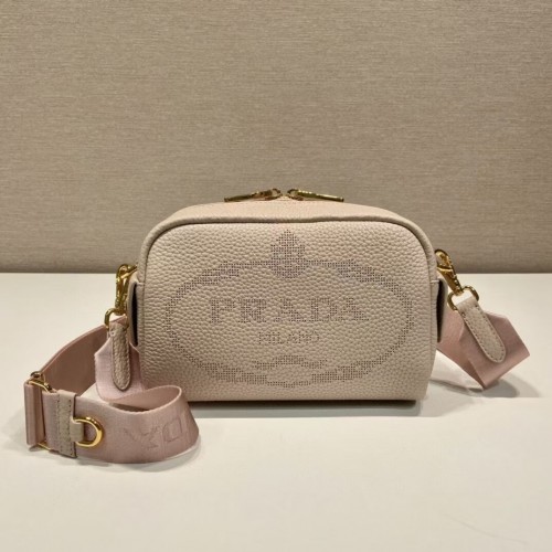 Кожена чанта Prada с презрамка 1DH781 светло розова