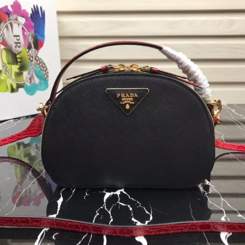Кожена чанта Prada Odette Saffiano 1BH123 черно и червено