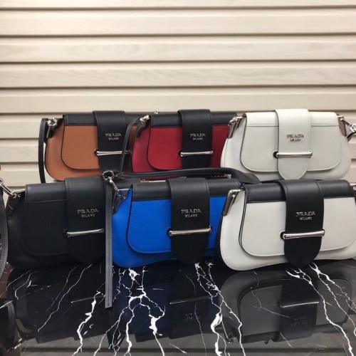 Оригинална кожена чанта Prada 1BD168