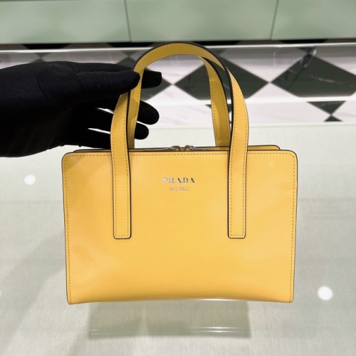 Малка чанта за рамо Prada Re-Edition 1995 от четкана кожа 1BA357 жълта