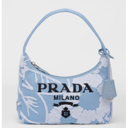 Мини чанта Prada Re-Edition 2000 с бродерия 1NE515 в небесно синьо