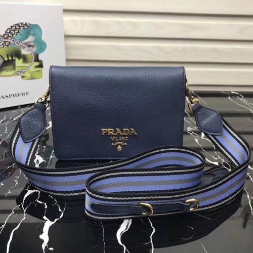 Чанта през рамо от телешка кожа Prada 1BD102 в тъмносиньо