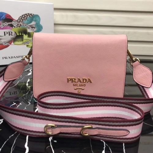 Чанта през рамо Prada от телешка кожа 1BD102 розова