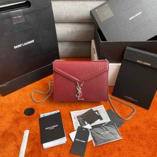 Чанта с верижка SAINT LAURENT CASSANDRA от лъскава кожа с релеф „крокодил“ 532750, бордо