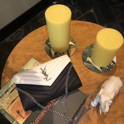 SAINT LAURENT Монограмен капитониран кожен плик клъч 26813 Черно и бяло