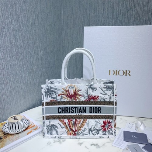 МАЛКА ЧАНТА ЗА КНИГИ DIOR С Бродирана M1296-7