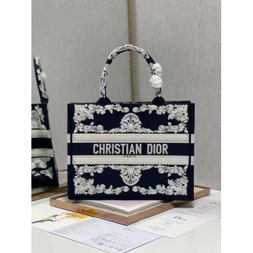 МАЛКА ЧАНТА DIOR BOOK TOTE С БРОДЕРИЯ C1212S