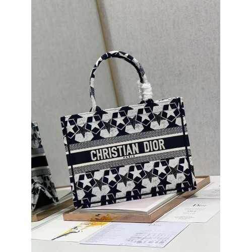 МАЛКА ЧАНТА DIOR С КНИГА И ЕЛЕМЕНТИ, БРОДИРАНА C1212S-3