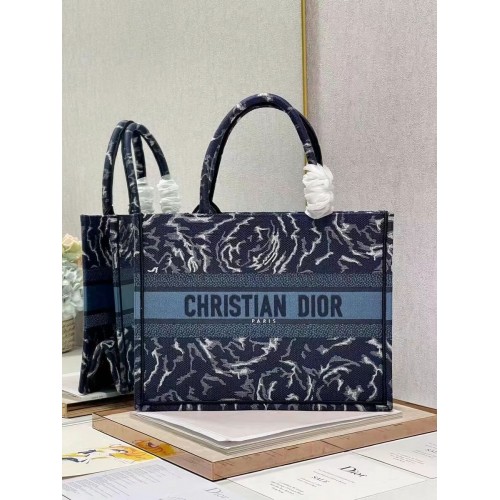 МАЛКА ЧАНТА ЗА КНИГИ DIOR с бродерия C1287-31 синя