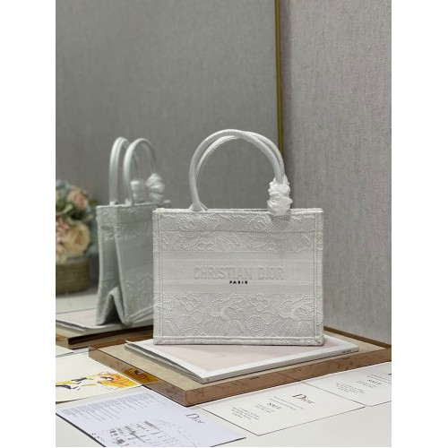 МАЛКА ЧАНТА DIOR BOOK TOTE с бродерия M1265ZRGO бяла
