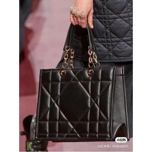 МАЛКА ЧАНТА DIOR ESSENTIAL TOTE, цвят лешник, Archicannage, телешка кожа, M87211, ЧЕРНА