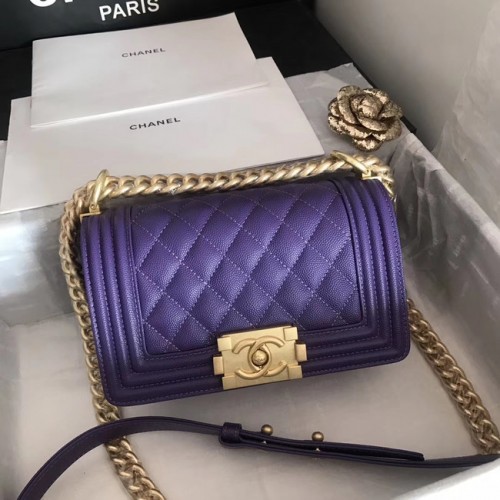 Малка момчешка чанта Chanel A67085 в лилаво